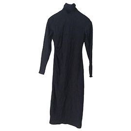 Vestido Zara negro texturizado de cuello alto