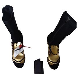 Sandales bottes Prada en daim noir et or