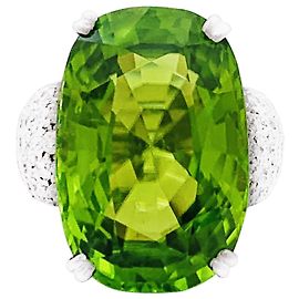 Anello Adler, oro bianco, peridoto e diamanti.