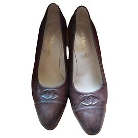 Décolleté Chanel in pelle marrone logo CC