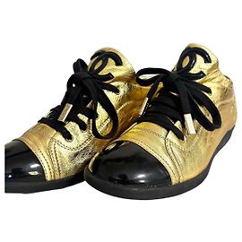 Sapatilhas Chanel em pele dourada com biqueira