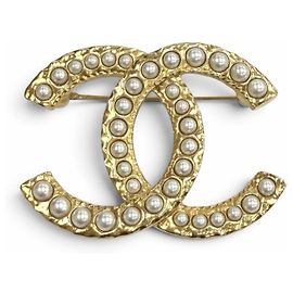 Spilla Chanel A24S ABD375 Coco Mark in perle finte