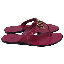 Chinelos Gucci Interlocking G Guccissima em couro rosa