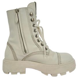Miu Miu Schnürstiefel aus weißem Leder