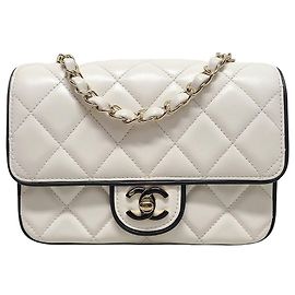Chanel Mini Flap Bag aus Lammleder in Weiß und Schwarz