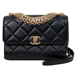 Chanel Borsa a spalla con patta in pelle nera e catena in metallo dorato