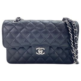 Chanel Matelassé kleine Schultertasche in Schwarz