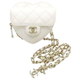 Bolso cinturón Chanel en forma de corazón