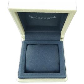 Van Cleef & Arpels jewelry box in GREEN suede for small jewelry
