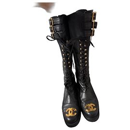 Botas altas Chanel en cuero negro con logotipo CC dorado