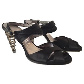Salvatore Ferragamo Sandalen aus schwarzem Satin mit skulpturalem Absatz
