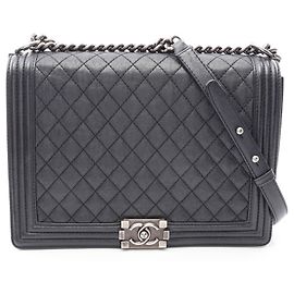 Borsa a tracolla Chanel Boy in pelle di vitello martellata nera