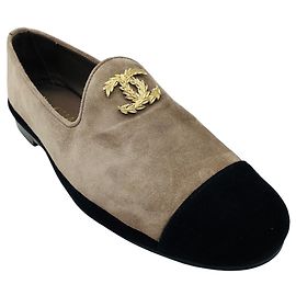 Mocassini bassi in camoscio con punta Chanel Taupe / Black / Gold CC Logo