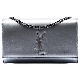Bolso Bandolera Kate Monograma Medium de Cuero Grain De Poudre Metalizado Plata Saint Laurent