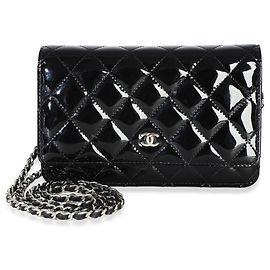 Chanel Classic Wallet On Chain aus schwarzem Lackleder gesteppt