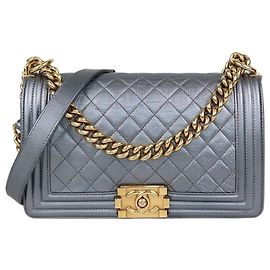 Borsa Chanel Medium Boy Flap in pelle matelassé grigio metallizzato