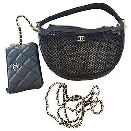 Bolsa Chanel meia-lua em couro matelassê e malha com bolsa pequena