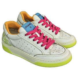 Zapatillas Chanel de piel blanca y suelas amarillo neón