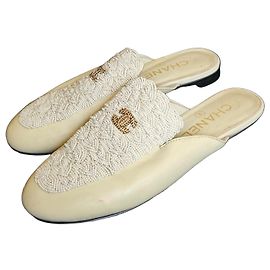 Chanel Mules en cuir beige et perles CC