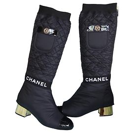 Botas 2-en-1 Chanel de nailon acolchado y cuero negro