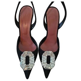 Amina Muaddi Zapatos de salón en ante negro con hebilla joya