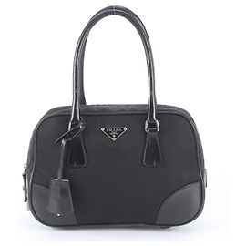 Prada Tessuto Nylon Handtasche mit Dreiecks-Logo in Schwarz