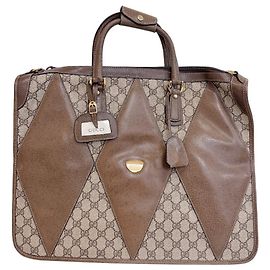 Bolso de piel con estampado GG de Gucci