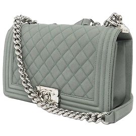 Borsa Chanel Le Boy Medium in pelle di vitello granulata verde