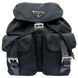 Prada Rucksack aus Re-Nylon mit Saffiano-Besatz in Schwarz