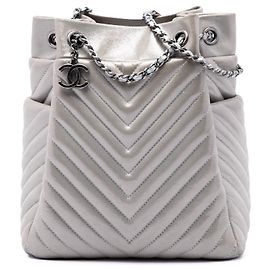 Borsa secchiello Chanel Urban Spirit Small in vitello iridescente argento con motivo Chevron