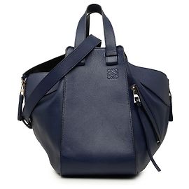 LOEWE Blue Medium Hammock Bag aus weichem genarbtem Kalbsleder