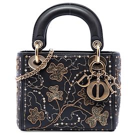 Dior Mini Lady Dior en piel de becerro negra bordada con tréboles