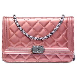 Portafoglio Chanel Boy Wallet on Chain in vernice metallizzata bicolore rosa matelassé