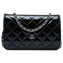 Carteira com corrente Chanel Black CC Quilted Patent