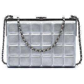 Clutch con struttura Chanel Silver Chocolate Bar in nappa metallizzata con catena