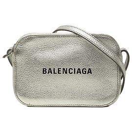 Borsa Everyday Camera Bag XS in pelle metallizzata argento Balenciaga