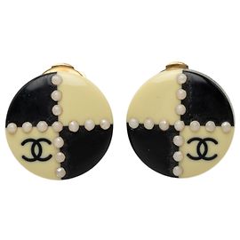 Orecchini a clip rotondi Chanel Black CC in smalto a scacchi e perle finte