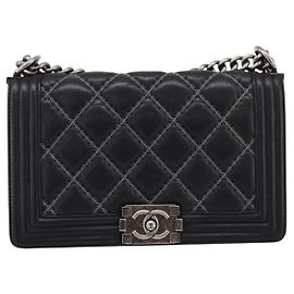Chanel Boy Flap em couro de bezerro matelassê com detalhe de micro corrente Old Medium