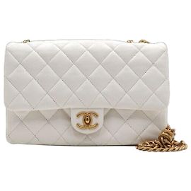 Chanel Borsa a tracolla Medium in pelle d'agnello bianca con patta CC e chiusura girevole, catena dorata