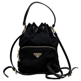 Prada Borsa bucket crossbody in nylon con logo triangolare Nero