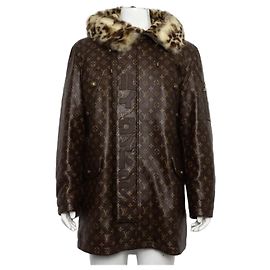 Louis Vuitton Herren-Parka aus monogrammiertem Leder mit Shearling-Kapuze