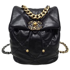 Chanel Mochila em pele de cordeiro preta e dourada com chip