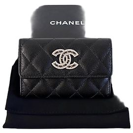 Chanel Klappengeldbörse aus glänzendem genarbtem Kaviarleder schwarz