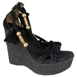 Sandali wedge Jimmy Choo in camoscio nero con nappe e decorazioni dorate