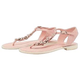 Chanel T-Strap Sandalen aus rosa gestepptem Leder mit Ketten-Detail