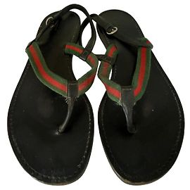 Sandálias Thong Gucci em couro preto com detalhe Web