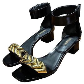 Sandali con cinturino alla caviglia Louis Vuitton in pelle nera con dettaglio chevron dorato