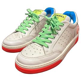 Sneakers Chanel in pelle bianca con dettagli neon