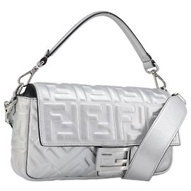 Borsa a spalla FENDI Zucca Mamma Baguette in pelle argento 8BR600 Auth yk20852SAM