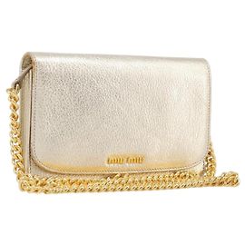 Miu Miu Bolso bandolera cartera con cadena de cuero dorado Auth ka6046V
